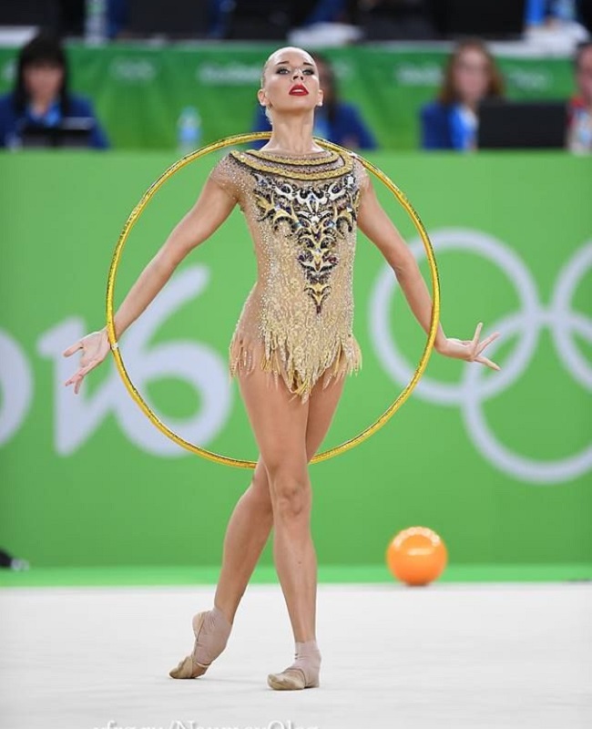 Đồ diễn thể dục dụng cụ mỏng tang, gây hiểu lầm mặc như không